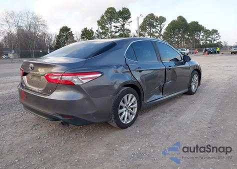2018 Toyota Camry Le z USA, uszkodzony, nr VIN 4T1B11HK4JU574026